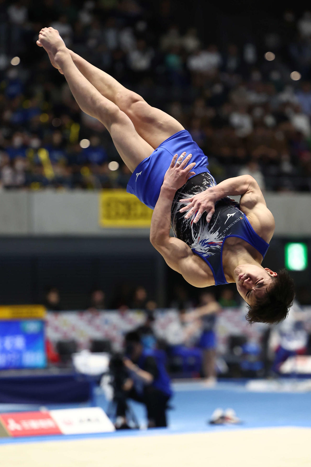 男子決勝でゆかの演技に臨む岡（撮影・河田真司）
