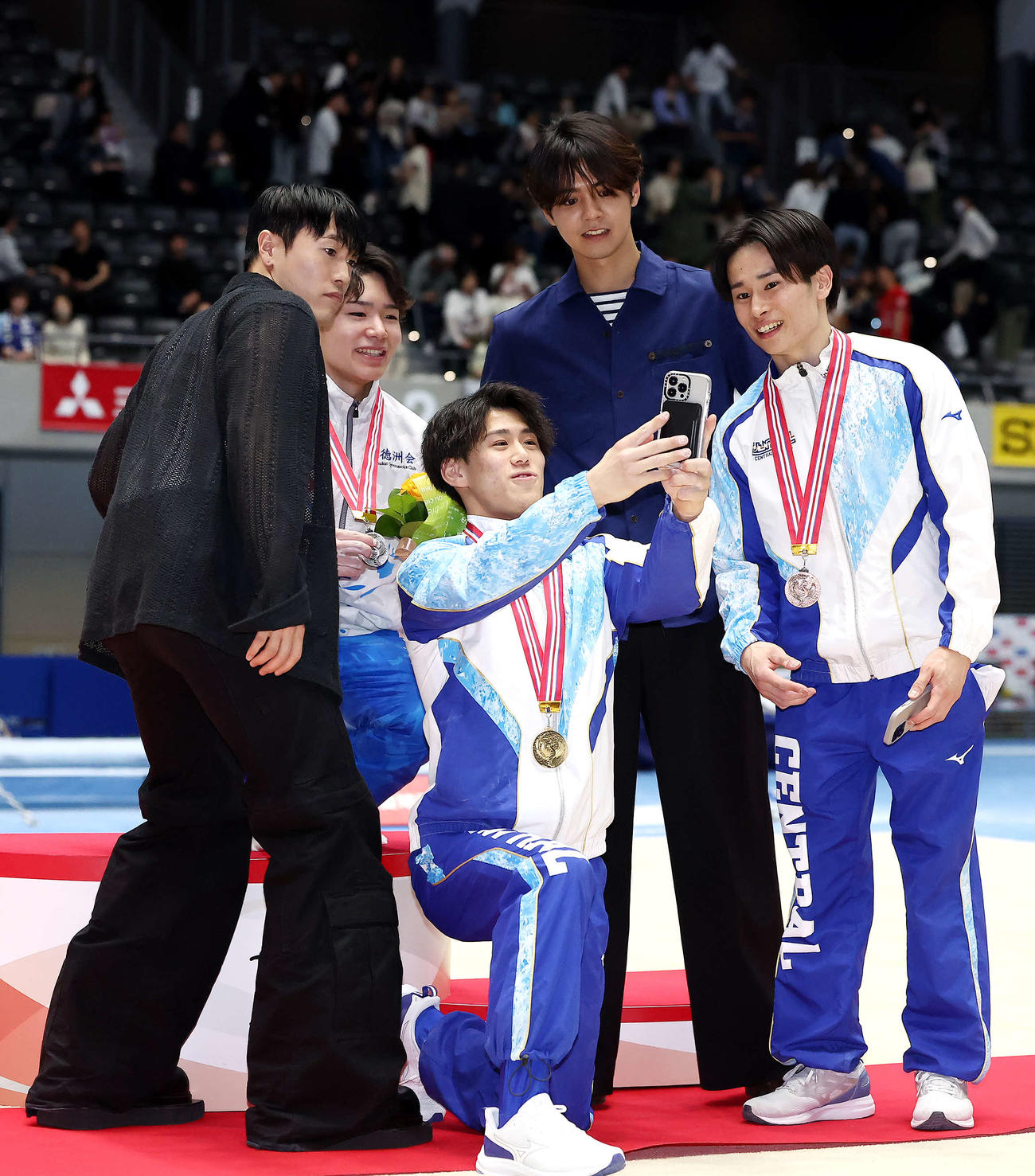 表彰式後、GENERATIONS中務裕太（左）片寄涼太（右から2人目）と記念撮影する、左から1人おいて岡、橋本、1人おいて萱（撮影・河田真司）