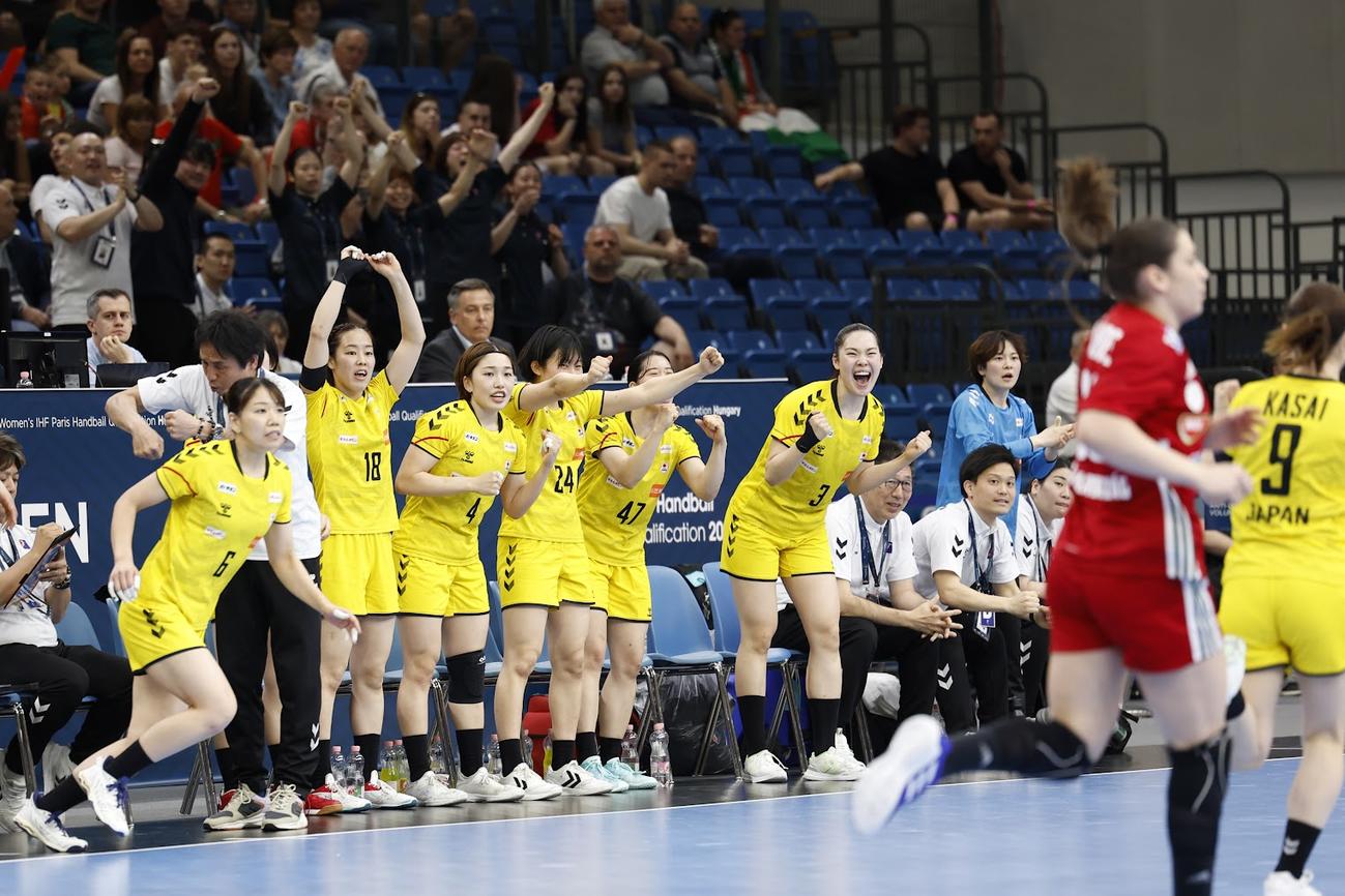 ハンガリー戦で仲間に声援を送る女子日本代表「おりひめジャパン」の選手たち（C）JHA／Yukihito Taguchi
