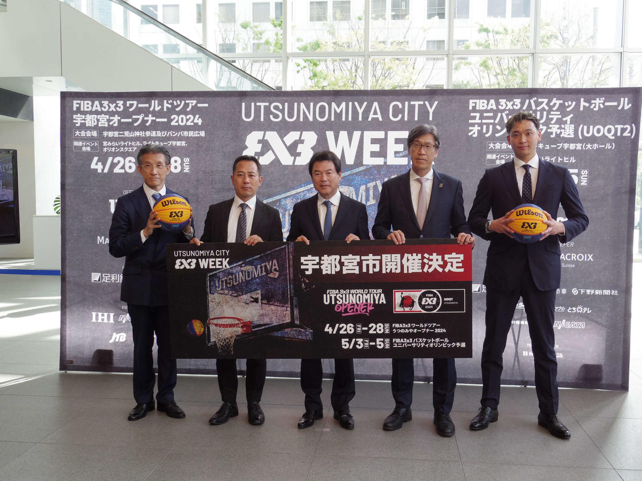写真左からBS松竹東急の橋本社長、3X3のまち宇都宮推進委員会の中村副委員長、宇都宮市の佐藤市長、日本バスケットボール協会の渡辺事務総長、東京五輪3人制バスケットボール男子日本代表の落合