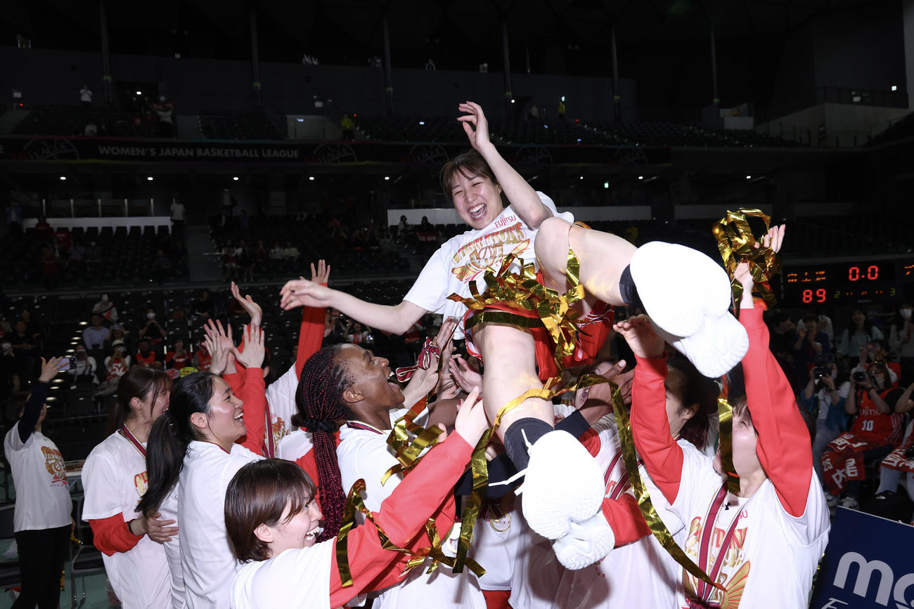 胴上げで祝福されるMVPの富士通・宮沢（撮影・河田真司）
