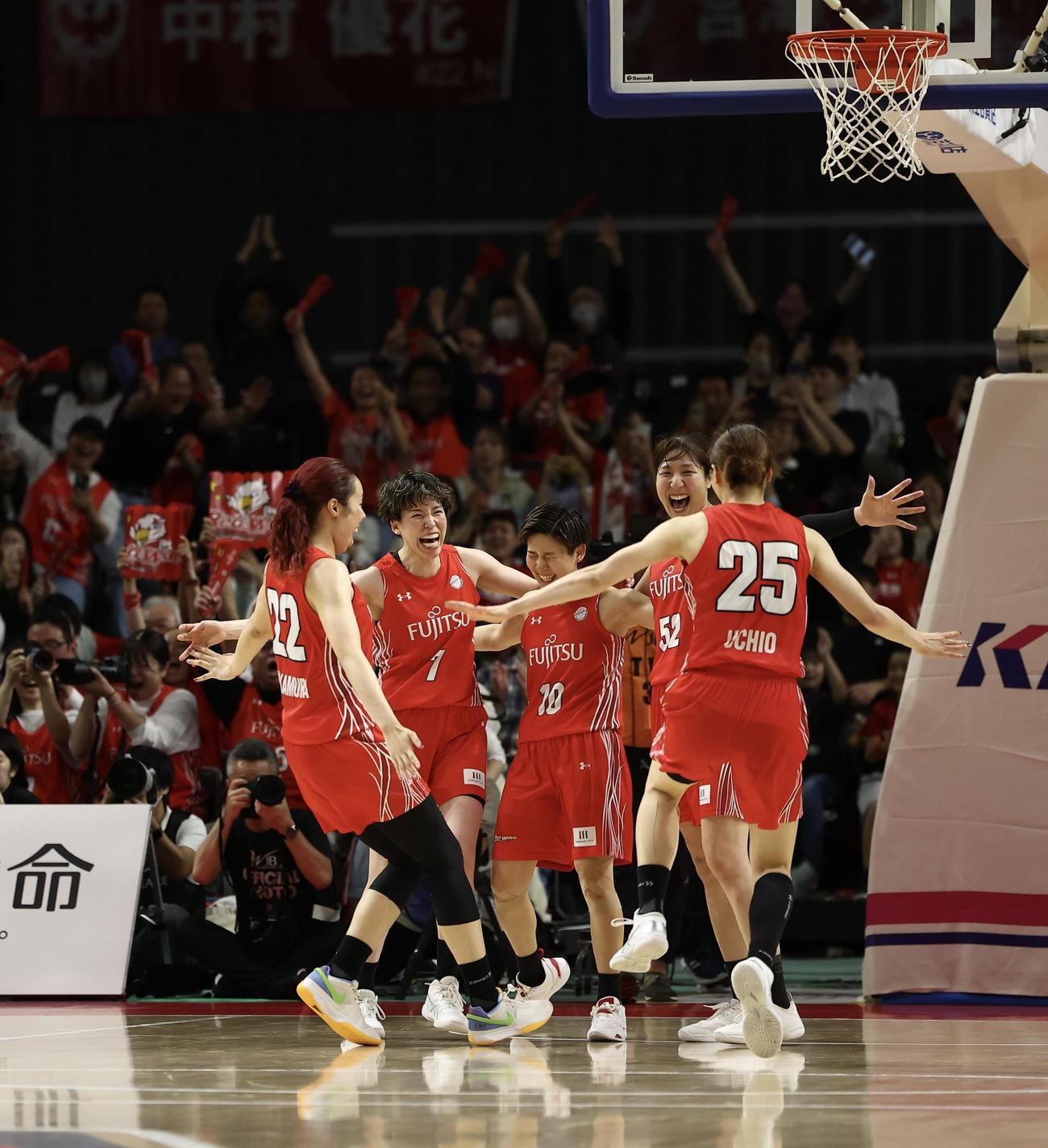 デンソー対富士通　デンソーに勝利し優勝を決め、歓喜する富士通の選手たち（撮影・河田真司）
