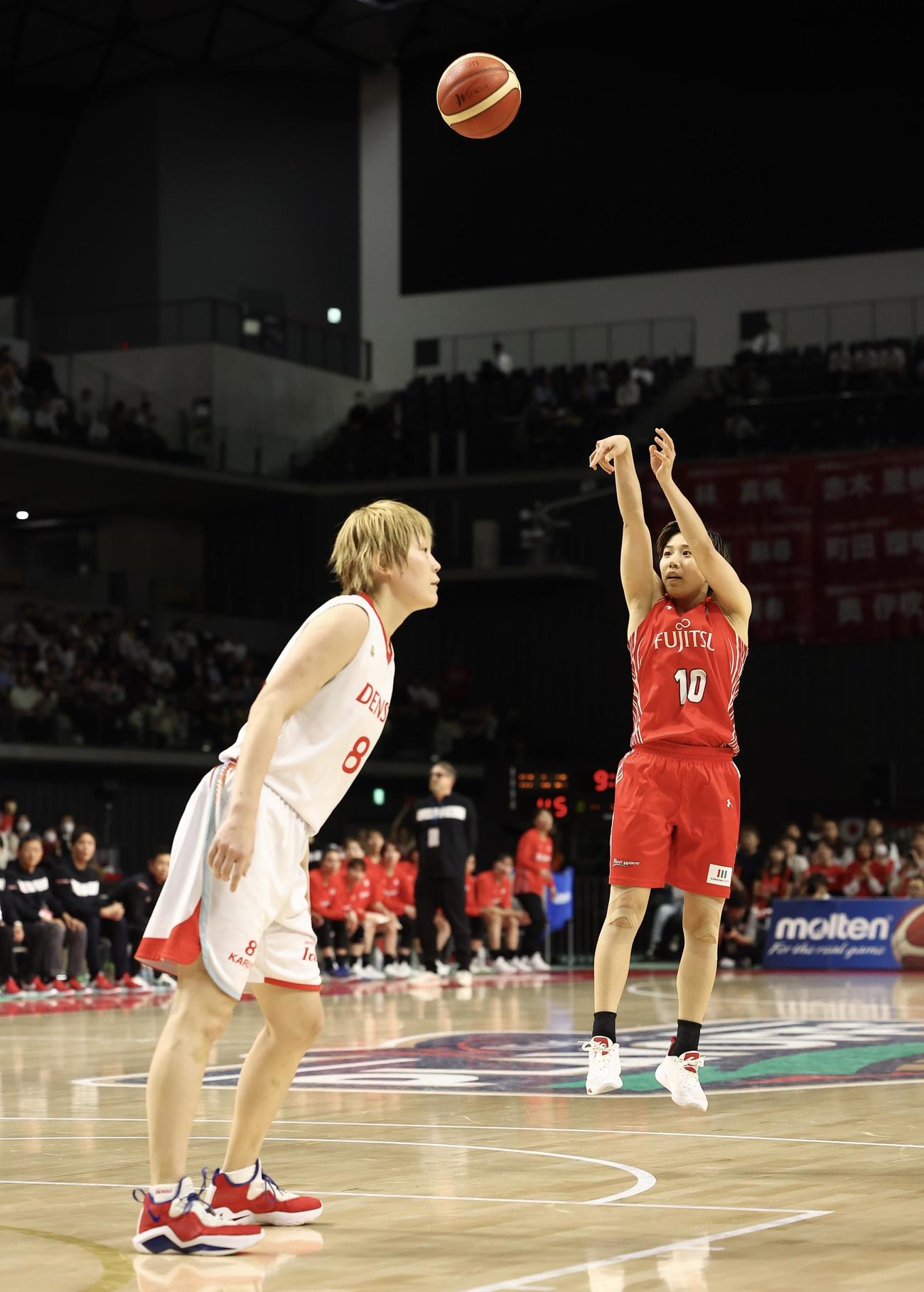 デンソー対富士通　第3Q、シュートを放つ富士通の町田（右）。手前はデンソー高田（撮影・河田真司）