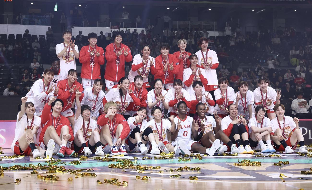 デンソー対富士通　試合後、写真に納まる両チームの選手たち（撮影・河田真司）