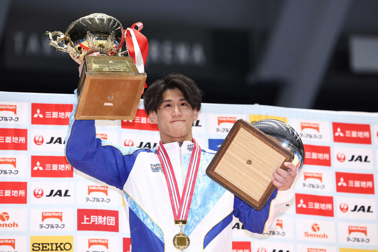 体操天皇杯　4連覇を果たし、優勝トロフィーを掲げる橋本大輝（2024年4月14日撮影）