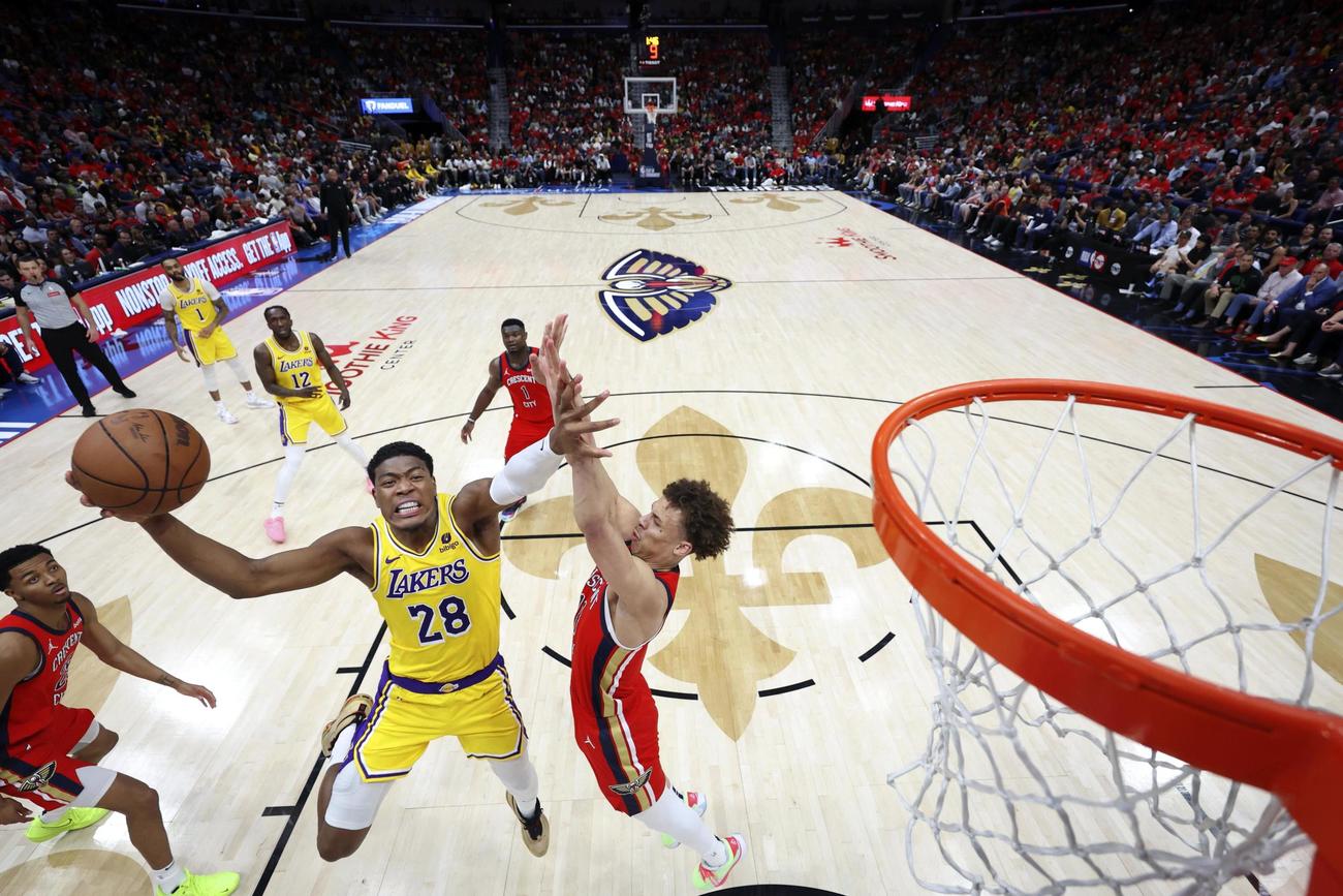ペリカンズ戦で攻め込むレーカーズの八村（28）（NBAE・ゲッティ＝共同）