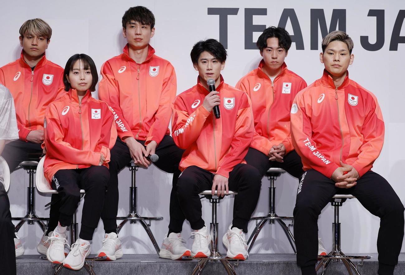 パリ五輪とパラリンピックの日本選手団の公式スポーツウエアをお披露目した体操男子の橋本大輝（前列中央）ら（共同）