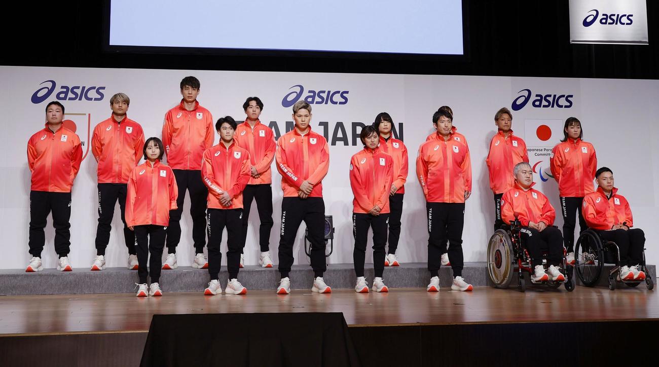 パリ五輪とパラリンピックの日本選手団の公式スポーツウエアをお披露目する選手たち（共同）