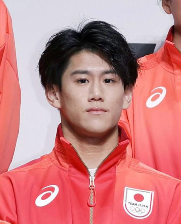 パリ五輪とパラリンピックの日本選手団の公式スポーツウエアをお披露目する体操の橋本大輝（共同）