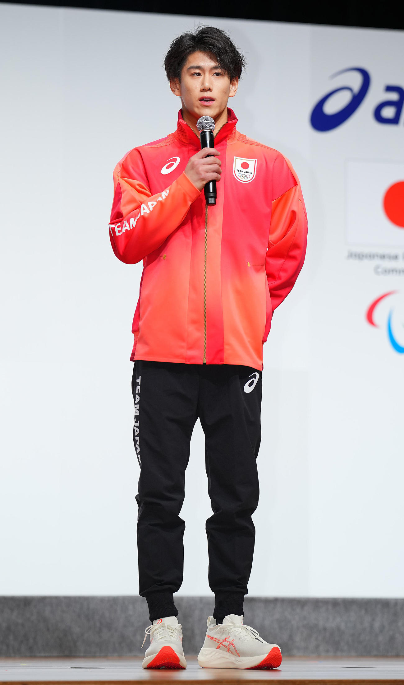 TEAM JAPANオフィシャルスポーツウェアを着て話す橋本（撮影・垰建太）