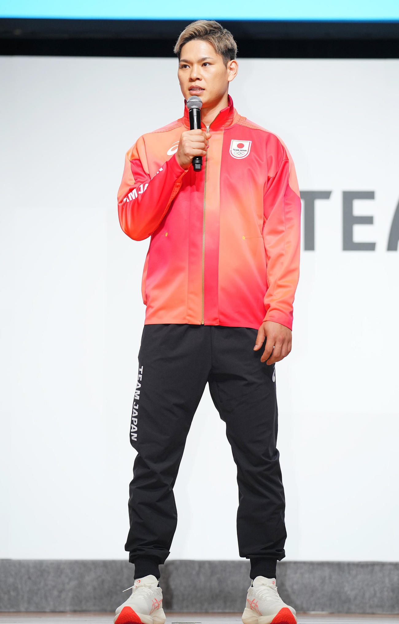 TEAM JAPANオフィシャルスポーツウェアを着て話す西田有（撮影・垰建太）