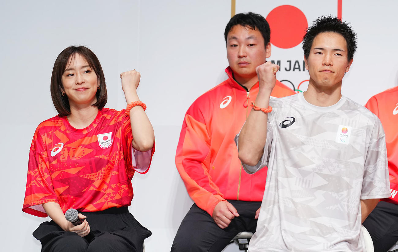 アシックス応援パートナーの石川さん（左）と鳥海はミサンガを披露（撮影・垰建太）