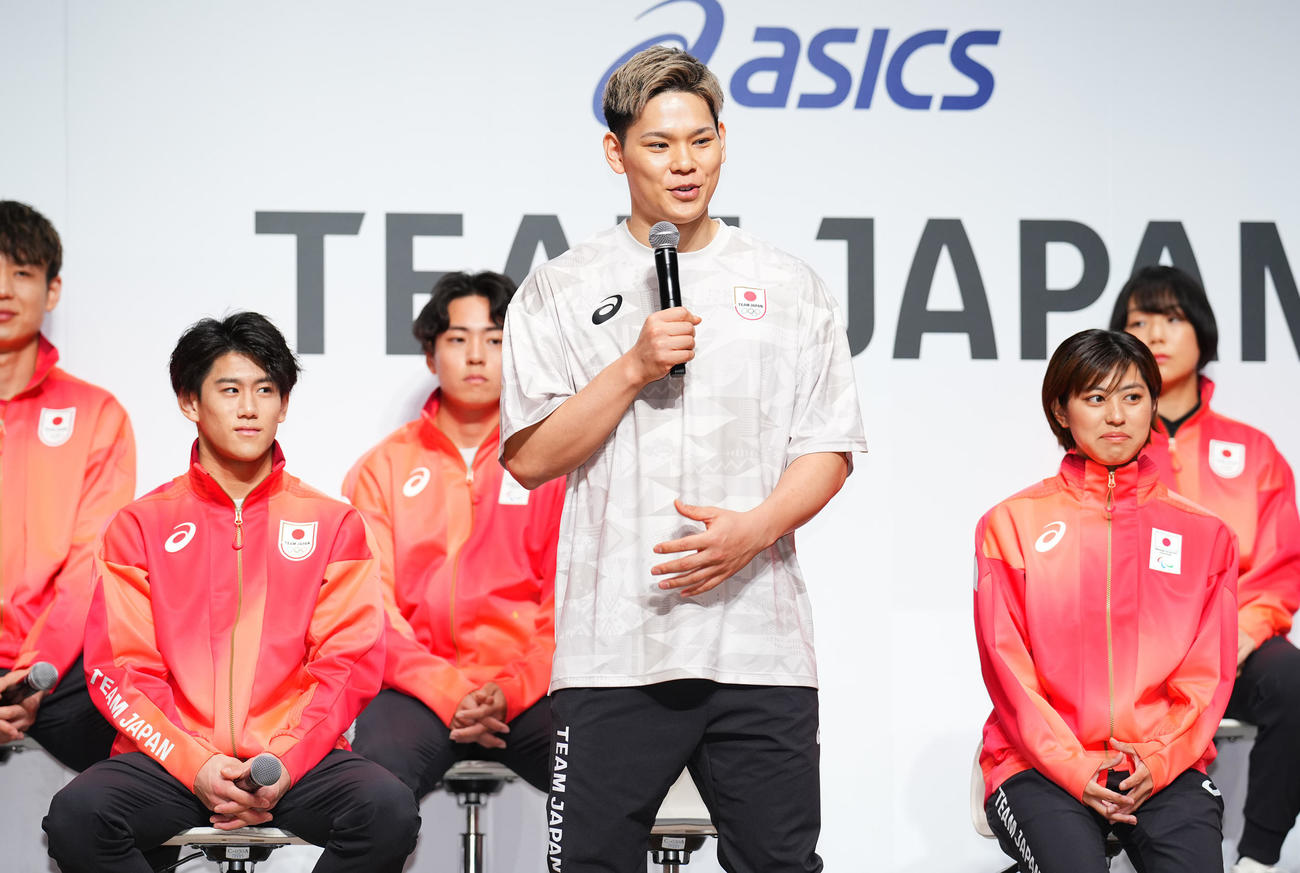 パリ五輪で着用するTシャツの着心地を話す西田有（中央）（撮影・垰建太）