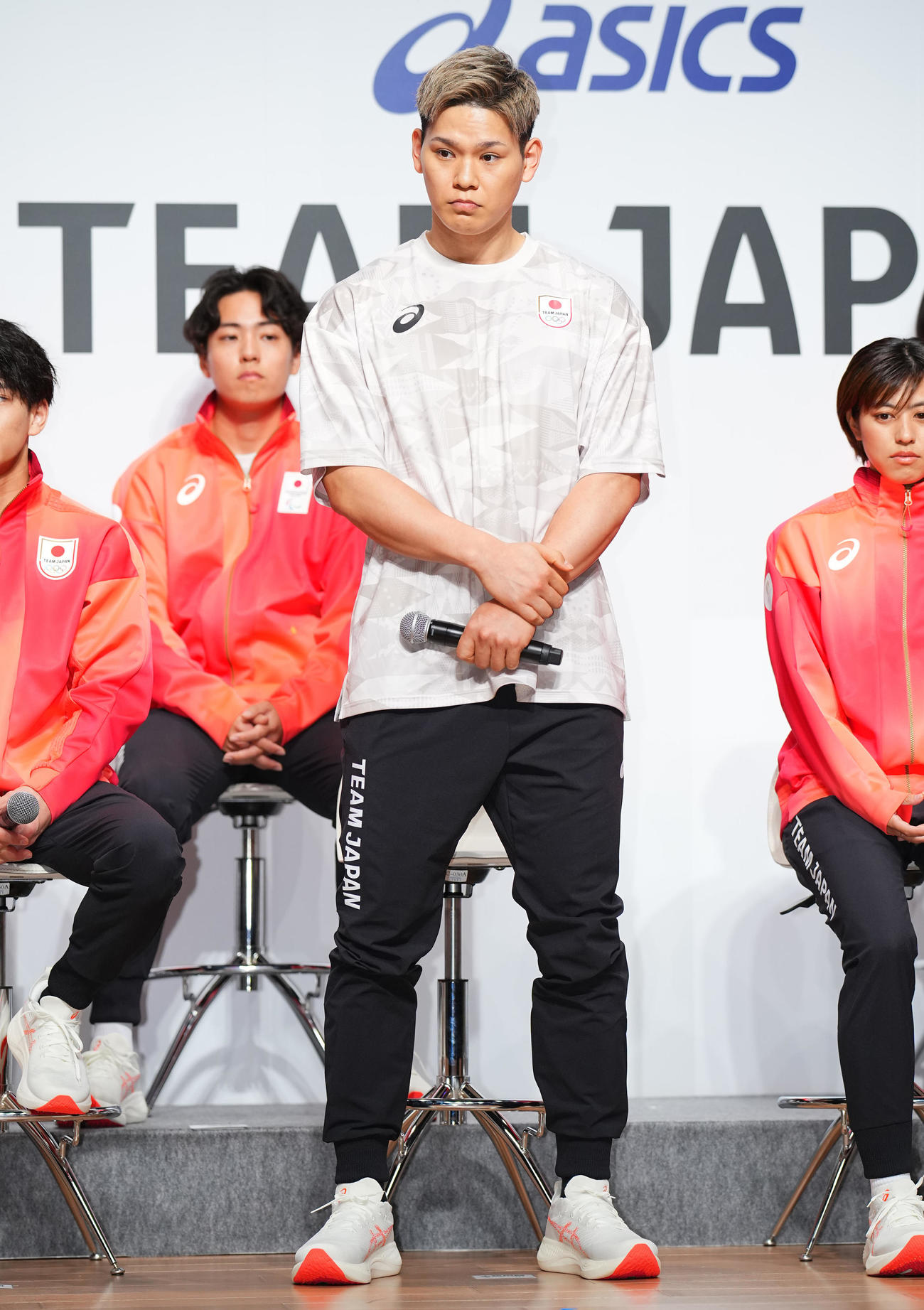 パリ五輪で着用するTシャツを披露する西田有（撮影・垰建太）