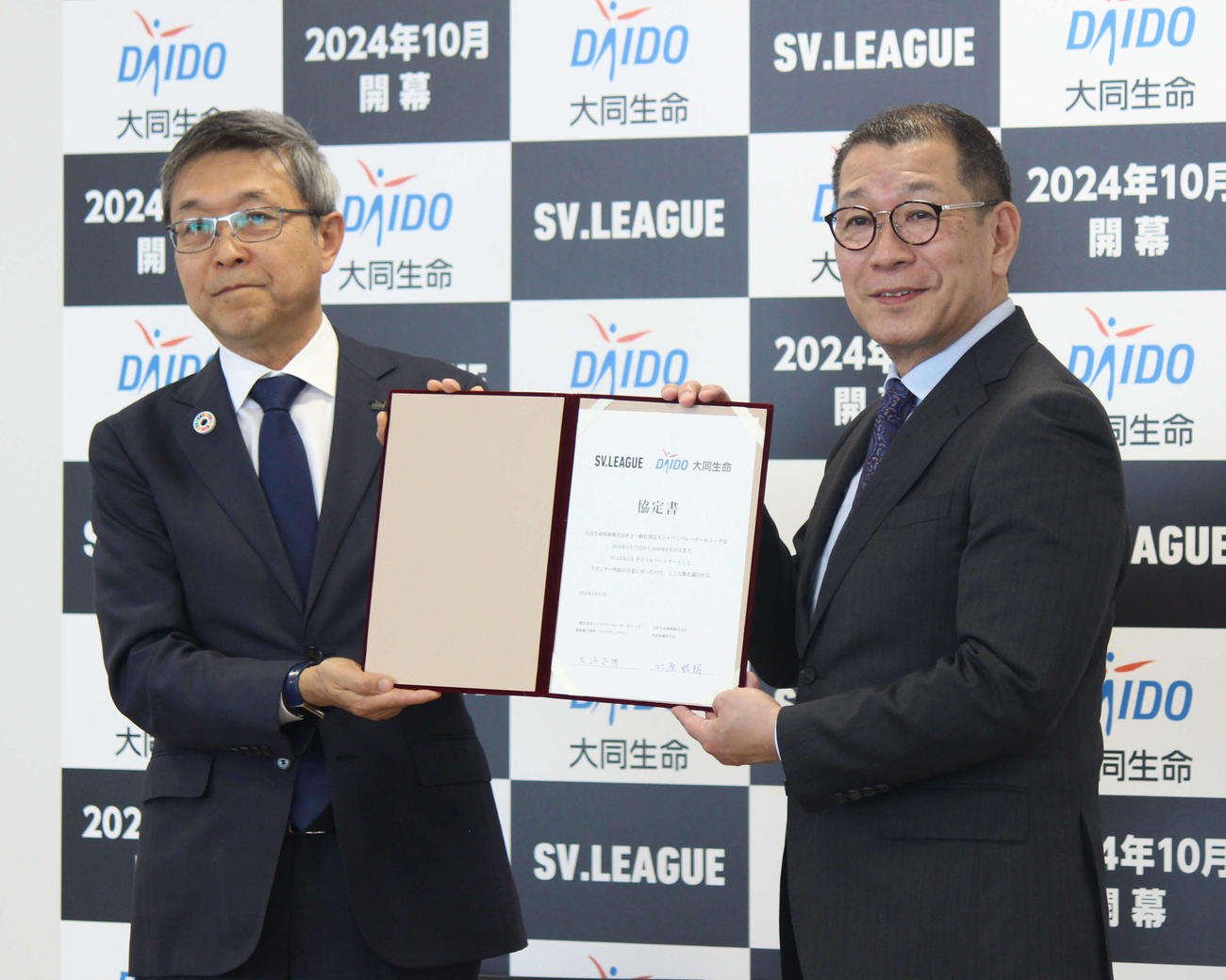 会見に出席したJVLの大河正明バイスチェアマン（右）と大同生命の北原睦朗社長（撮影・勝部晃多）