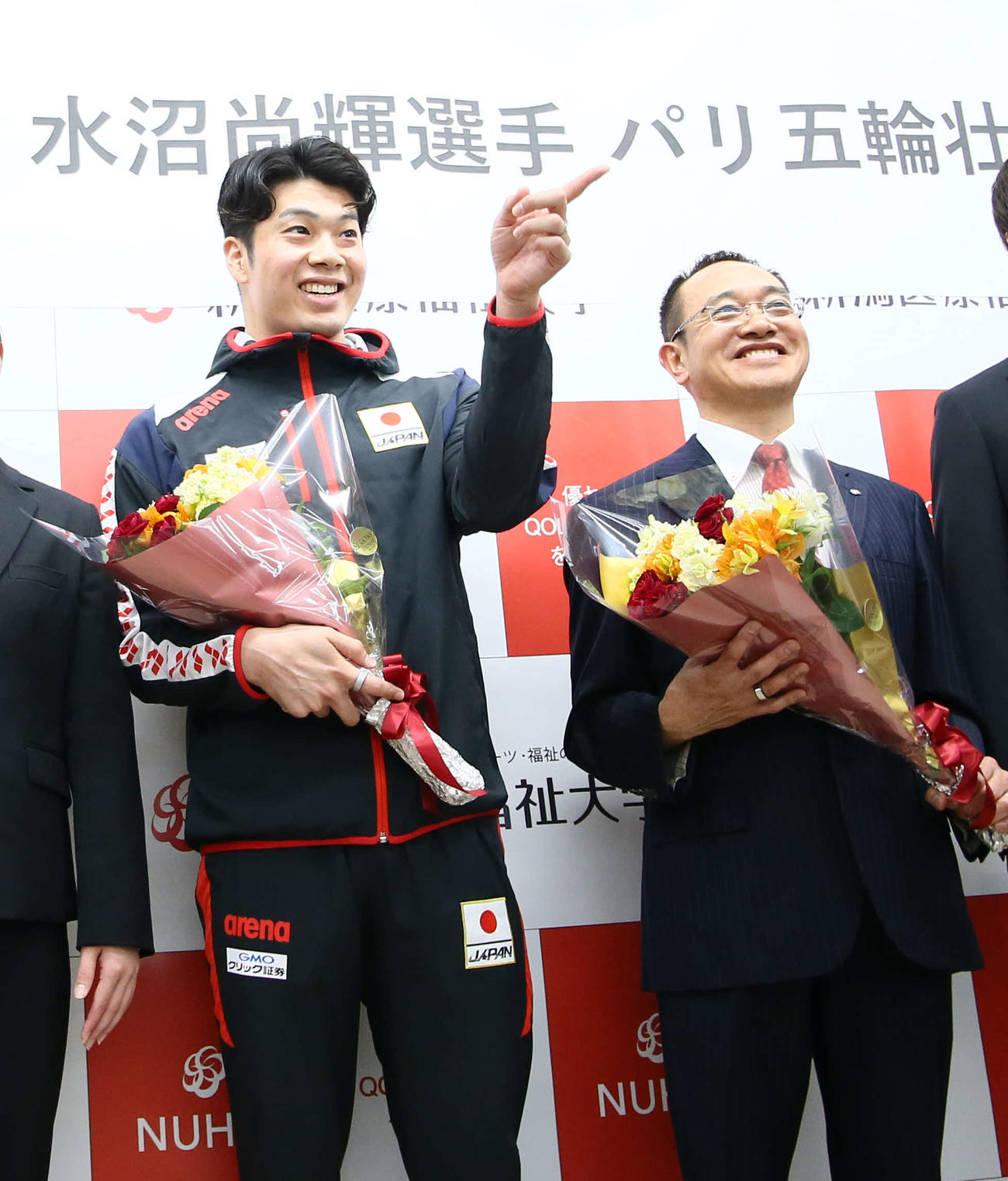 笑顔の水沼（左）と下山監督