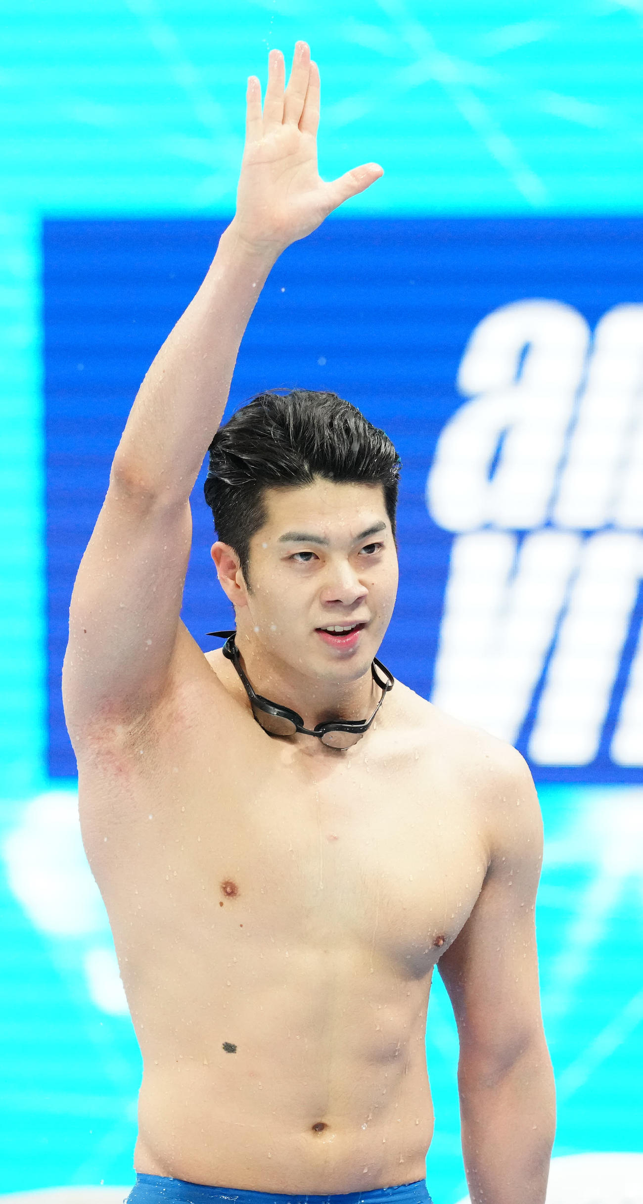 3月18日、五輪代表選考会バタフライ50メートル決勝後、声援に応える水沼