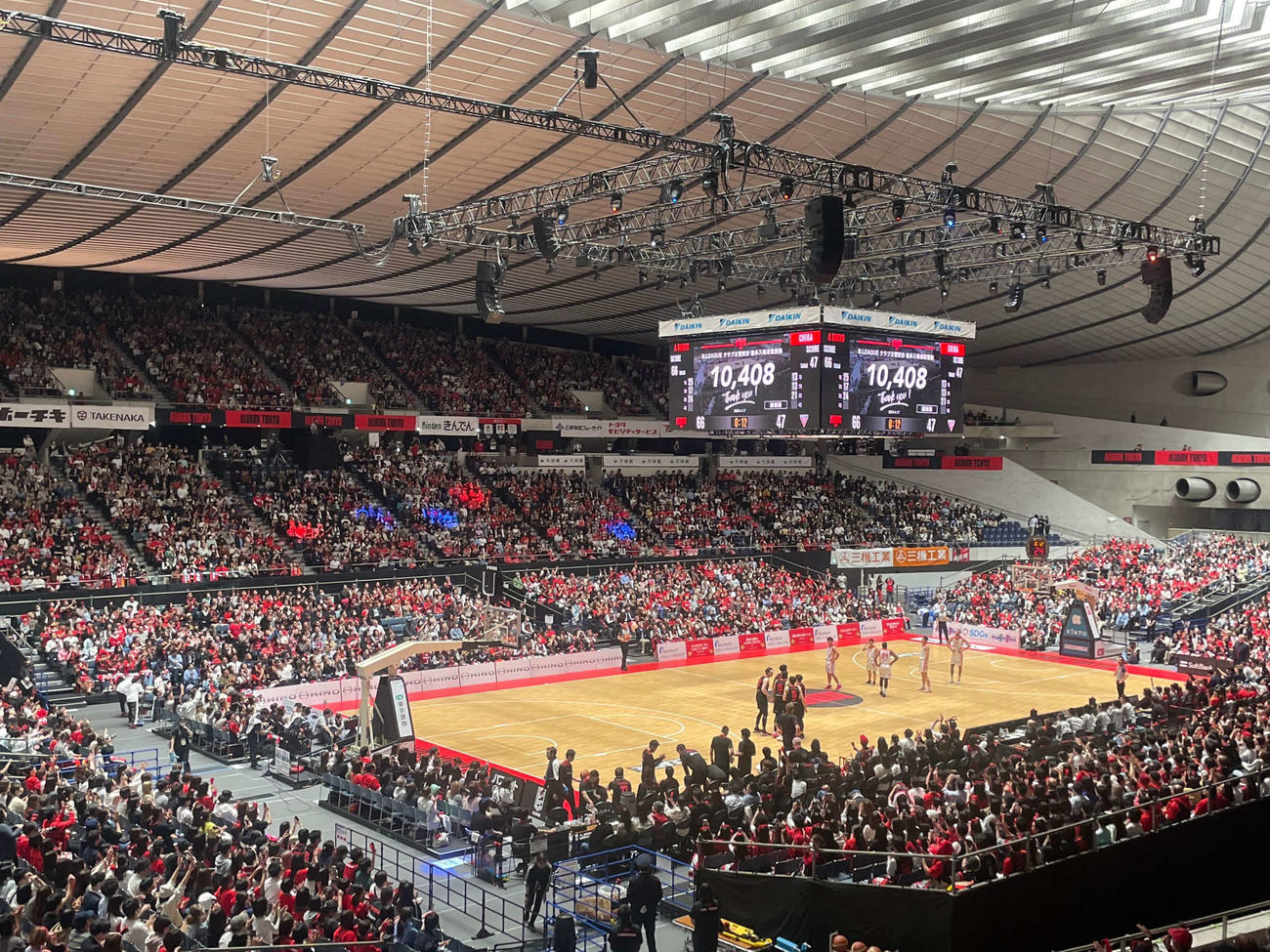 Bリーグのクラブ主管試合最多入場者記録となる1万408人（速報値）が詰めかけたことを示す場内掲示板。その後、1万413人と正式発表された