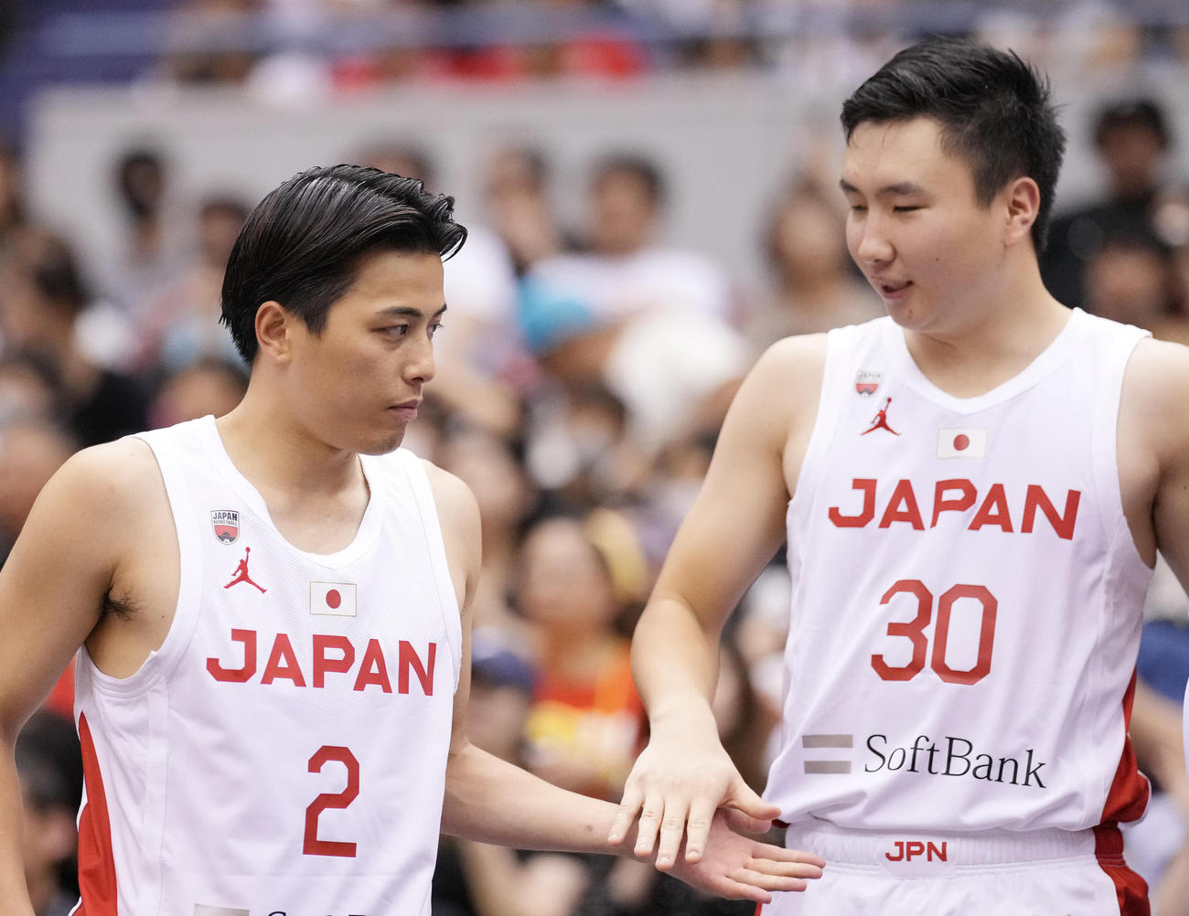富樫勇樹（左）と富永啓生（2023年撮影）