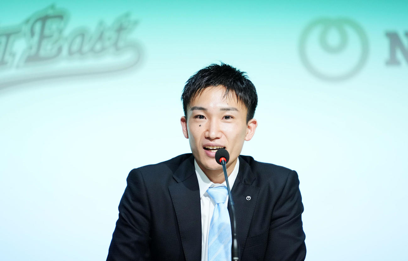 代表引退を発表し、思いを語る桃田（撮影・横山健太）