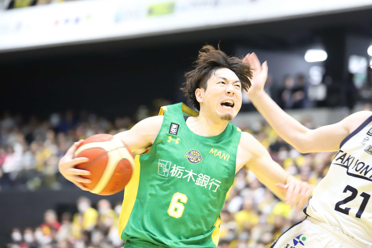 宇都宮対仙台　3試合ぶりに出場した宇都宮の比江島慎はアグレッシブなドライブをみせる（撮影・沢田啓太郎）