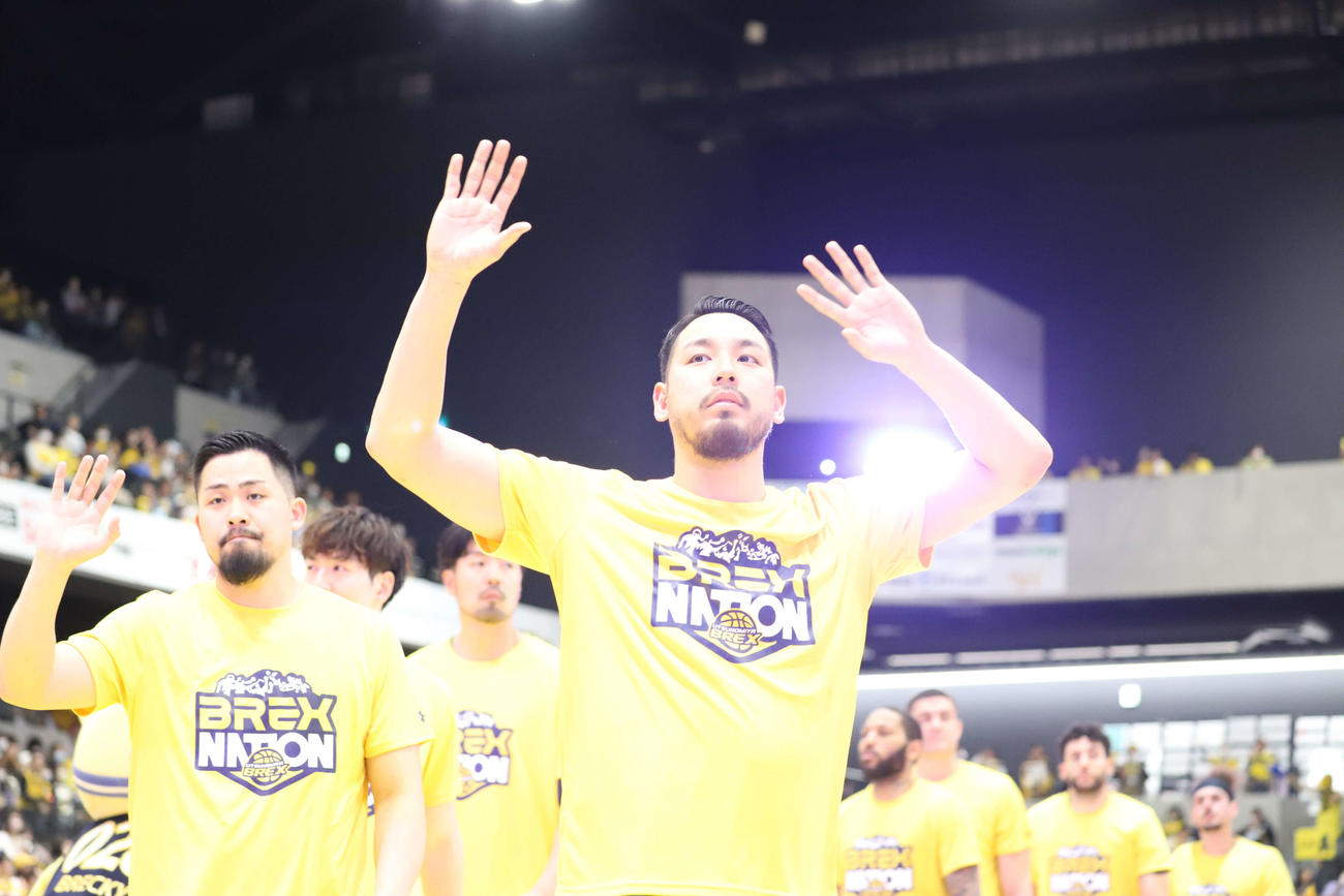 宇都宮対仙台　試合後に場内1周してファンにあいさつする宇都宮の遠藤祐亮ら（撮影・沢田啓太郎）