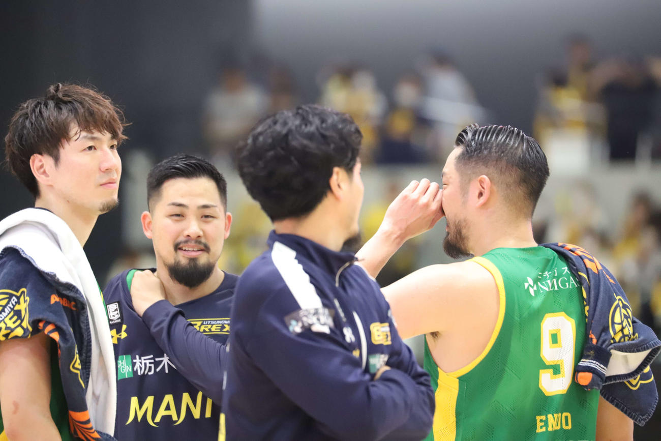 宇都宮対仙台　苦しみながらも勝ちきった宇都宮の鵤誠司らは試合後に笑顔をみせる（撮影・沢田啓太郎）