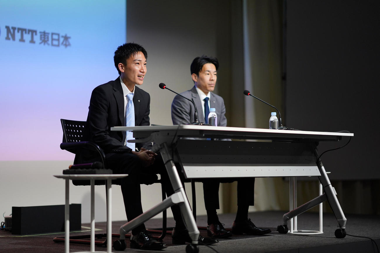 日本代表引退を発表する桃田。右はNTT東日本の川前監督（撮影・横山健太）