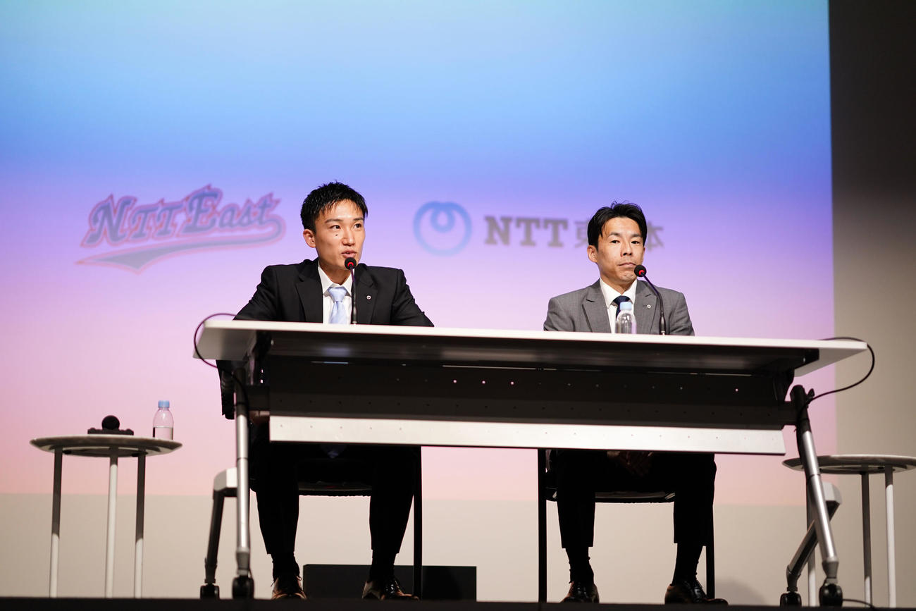 日本代表引退を発表する桃田。右はNTT東日本の川前監督（撮影・横山健太）