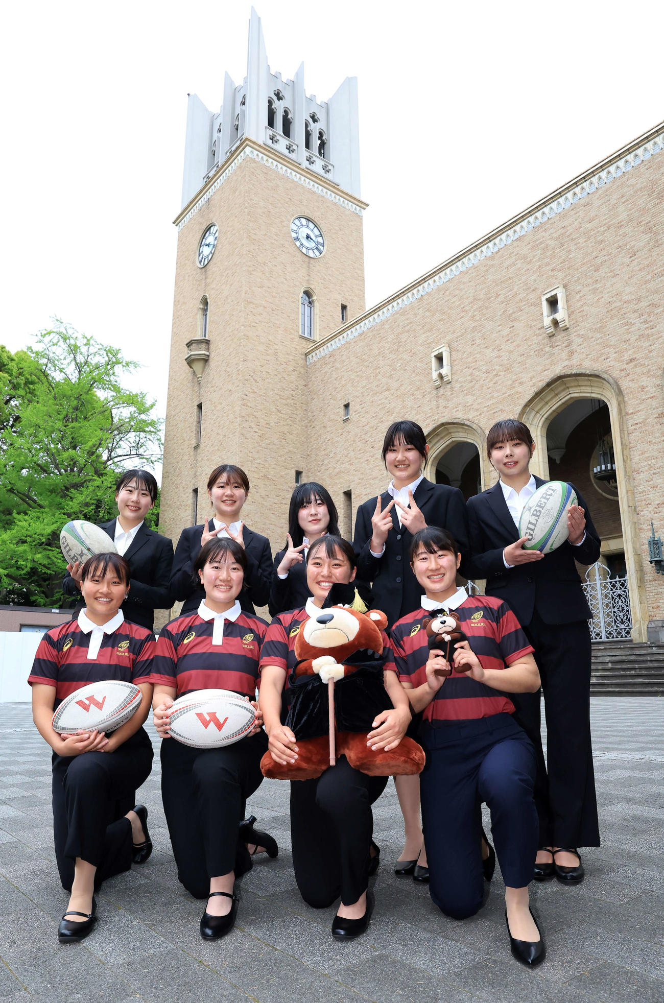 大隈講堂を背に笑顔で記念撮影する早大ラグビー部女子部の選手たち（撮影・浅見桂子）
