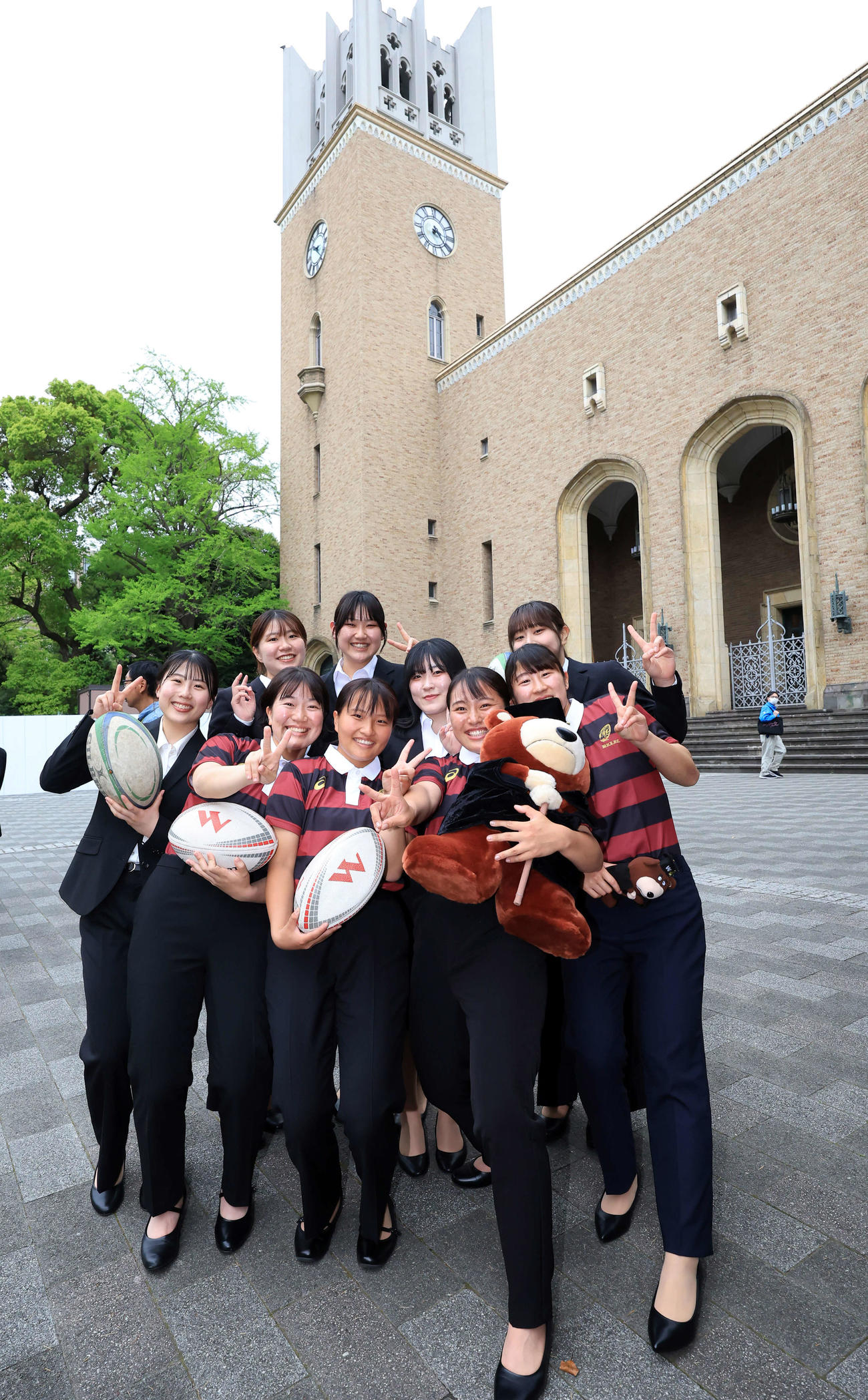 大隈講堂を背に笑顔で記念撮影する早大ラグビー部女子部の選手たち（撮影・浅見桂子）