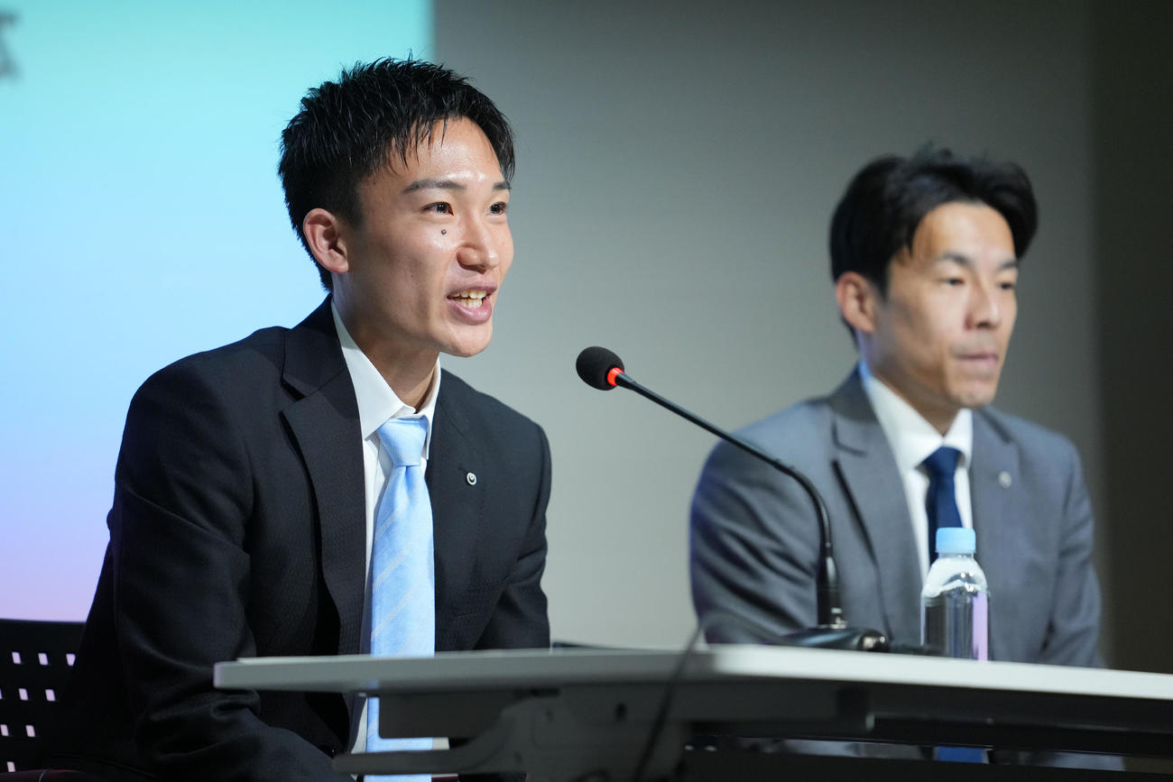 日本代表引退を発表する桃田。右はNTT東日本の川前監督（撮影・横山健太）