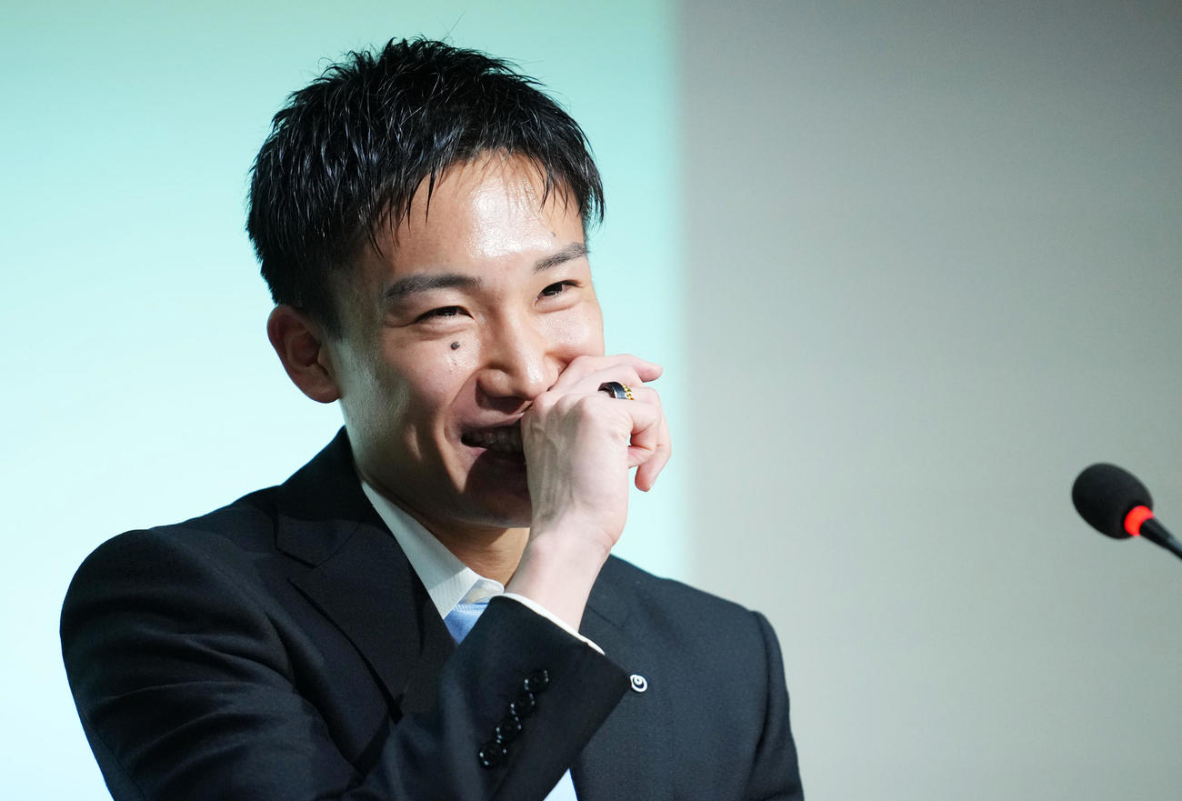 日本代表引退会見で笑顔を見せる桃田（撮影・横山健太）