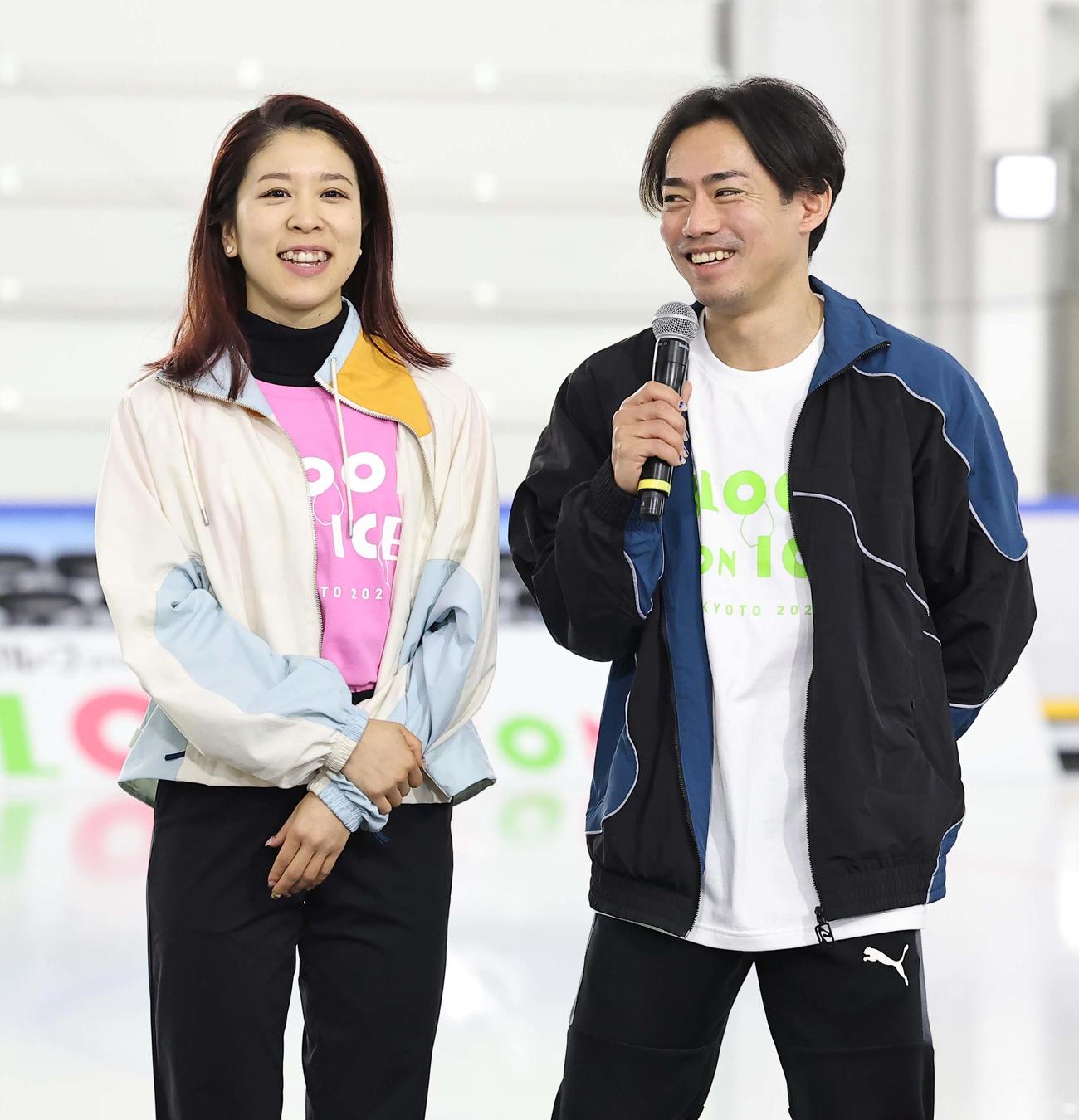 「ブルーム・オン・アイス2024」の前日会見で笑顔を見せる村元哉中（左）高橋大輔ペア（撮影・上田博志）