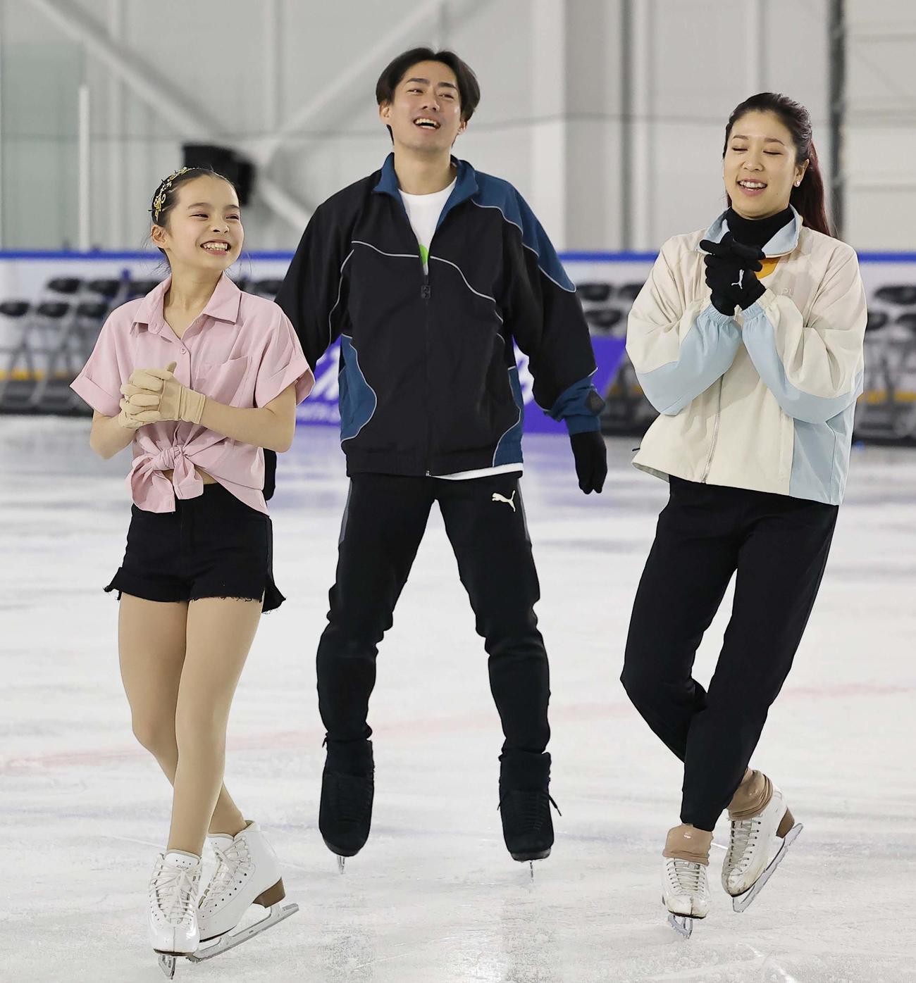 「ブルーム・オン・アイス2024」リハーサルをする河野（左）は高橋（中央）村元ペアと笑顔を見せる（撮影・上田博志）