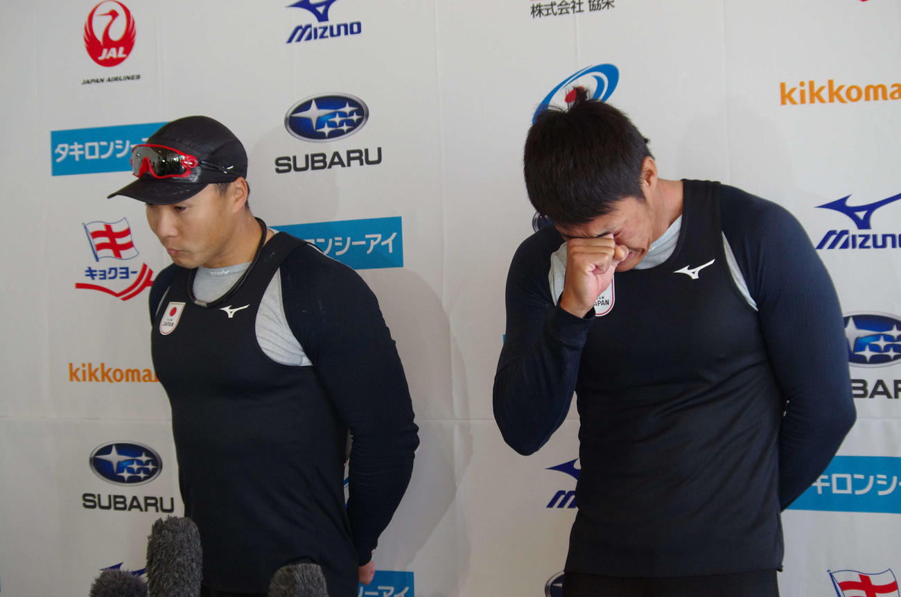 男子カヤックペア500メートル決勝で4位に敗れて涙を流す棚田（右）と、気丈に話すベテラン水本