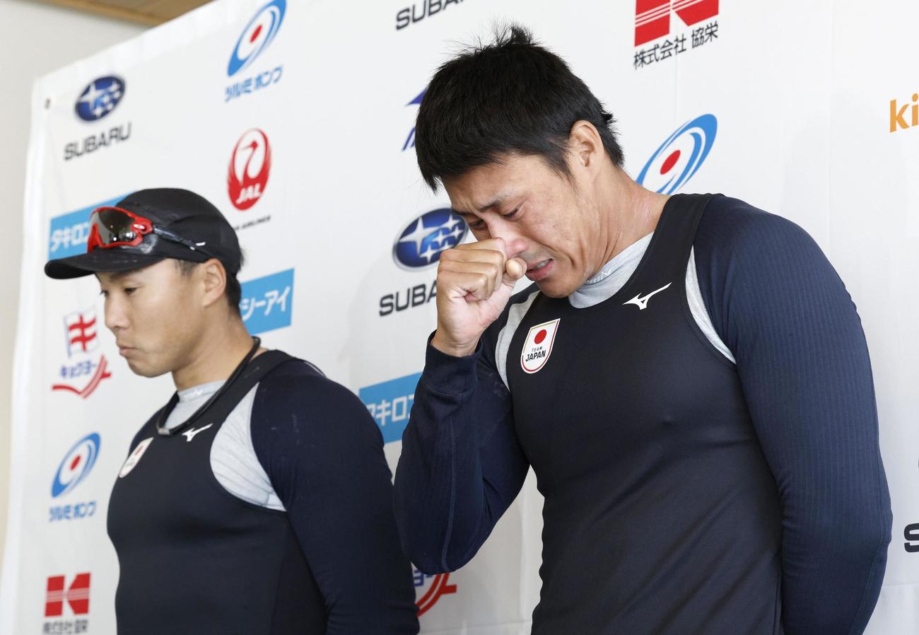 男子カヤックペア500 メートル の決勝を終え、取材に応じる水本圭治（左）、棚田大志組（共同）