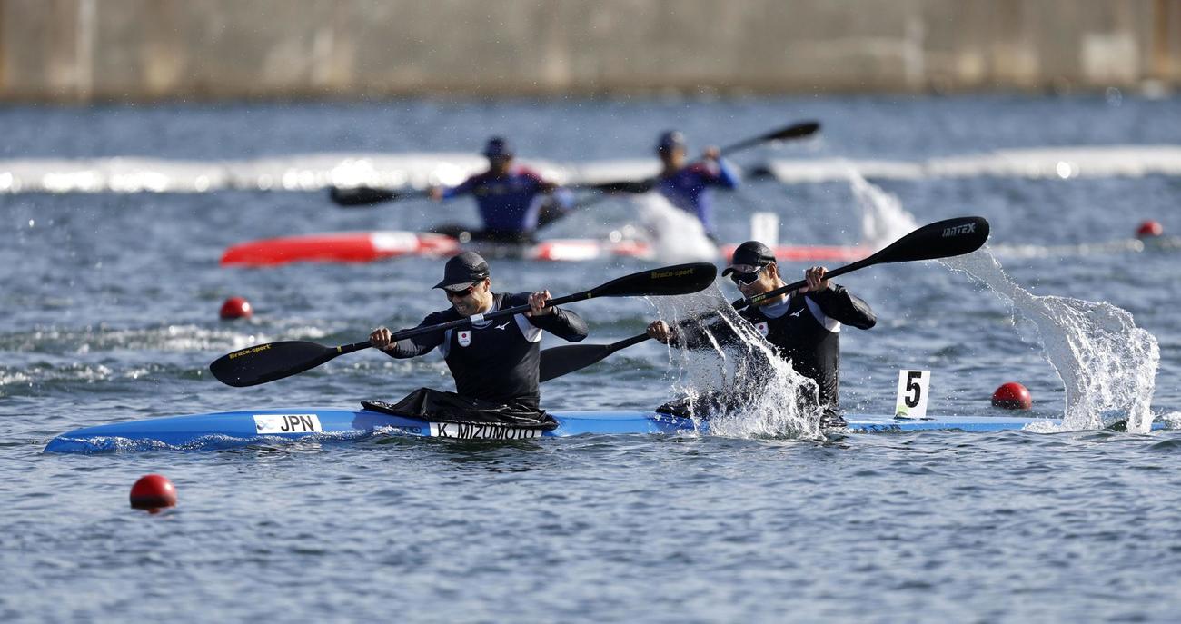 男子カヤックペア500 メートル 決勝　4位だった水本圭治（左）、棚田大志組（共同）
