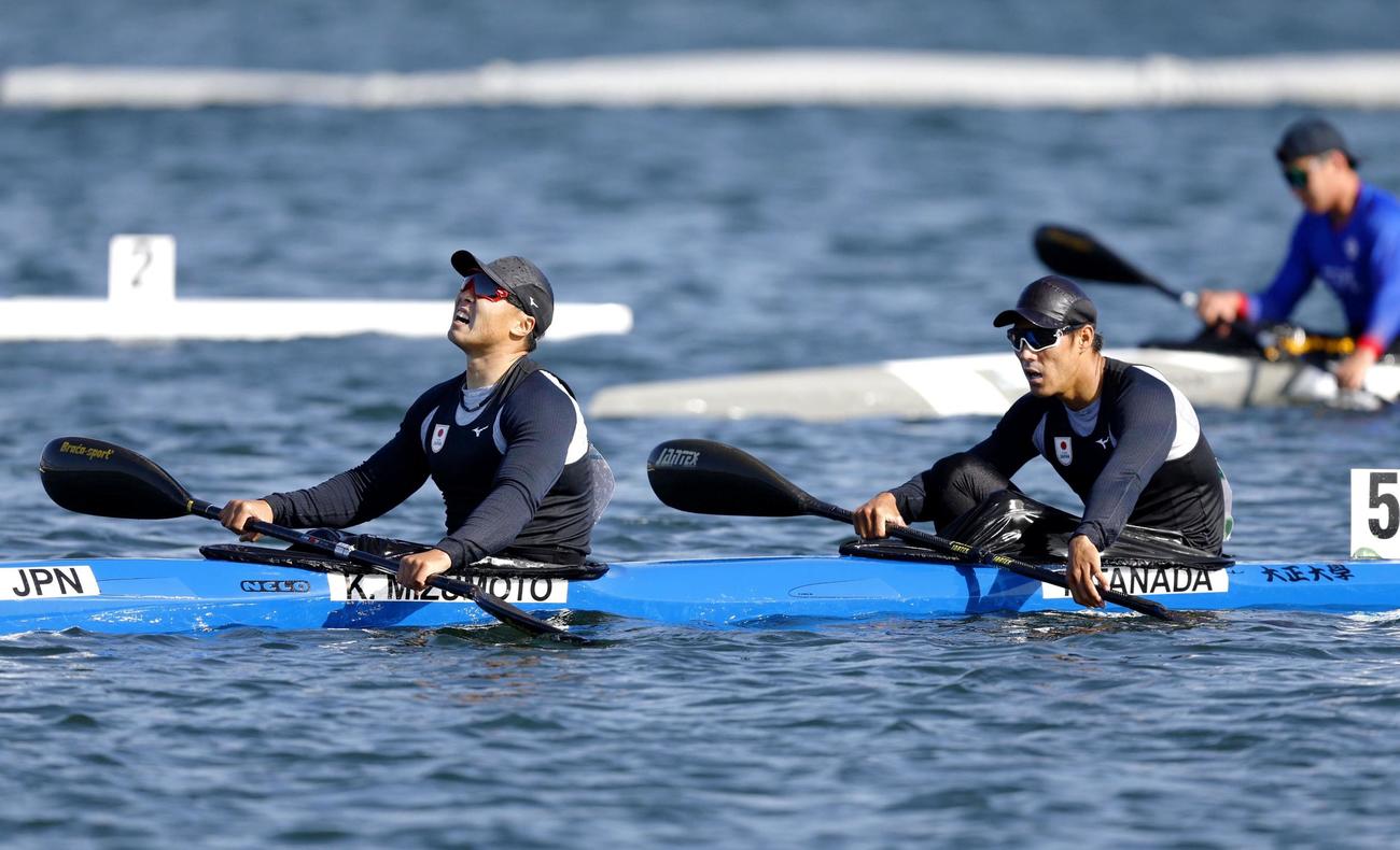 男子カヤックペア500 メートル 決勝　4位でレースを終えた水本圭治（左）、棚田大志組（共同）