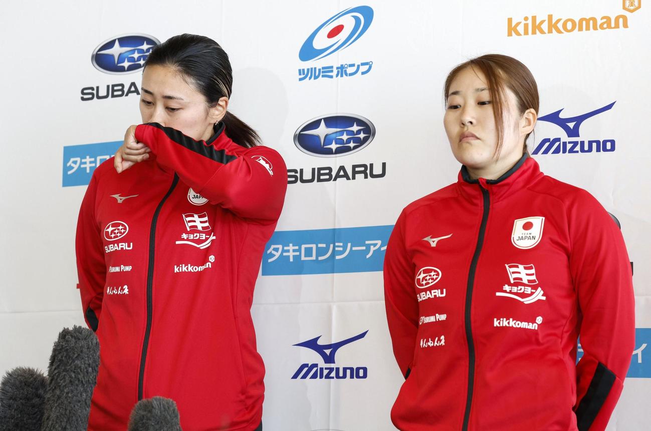 女子カナディアンペア500 メートル の決勝を終え、取材に応じる久保田愛夏（右）、桐明輝子組（共同）