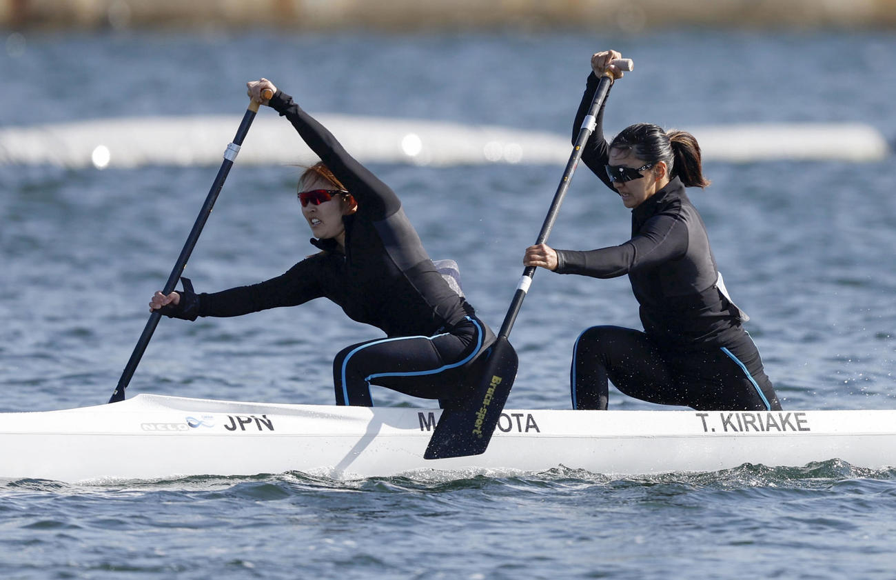 女子カナディアンペア500 メートル 決勝　4位だった久保田愛夏（左）、桐明輝子組（共同）