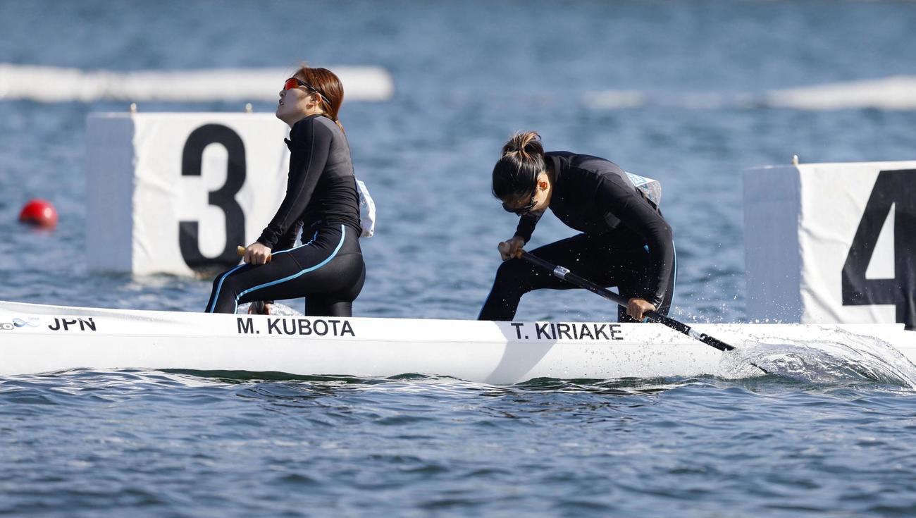 女子カナディアンペア500 メートル 決勝　4位でレースを終えた久保田愛夏（左）、桐明輝子組（共同）