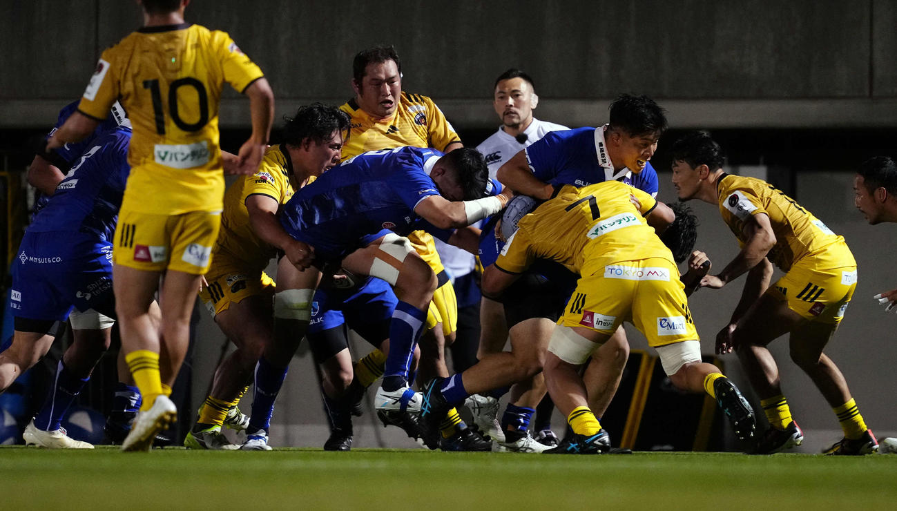 東京SG対静岡　前半、スクラムで押しまくる静岡（撮影・たえ見朱実）