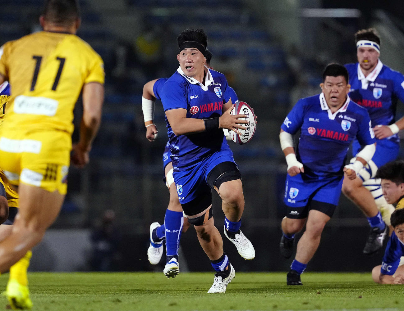 東京SG対静岡　前半、突進する静岡庄司（撮影・たえ見朱実）