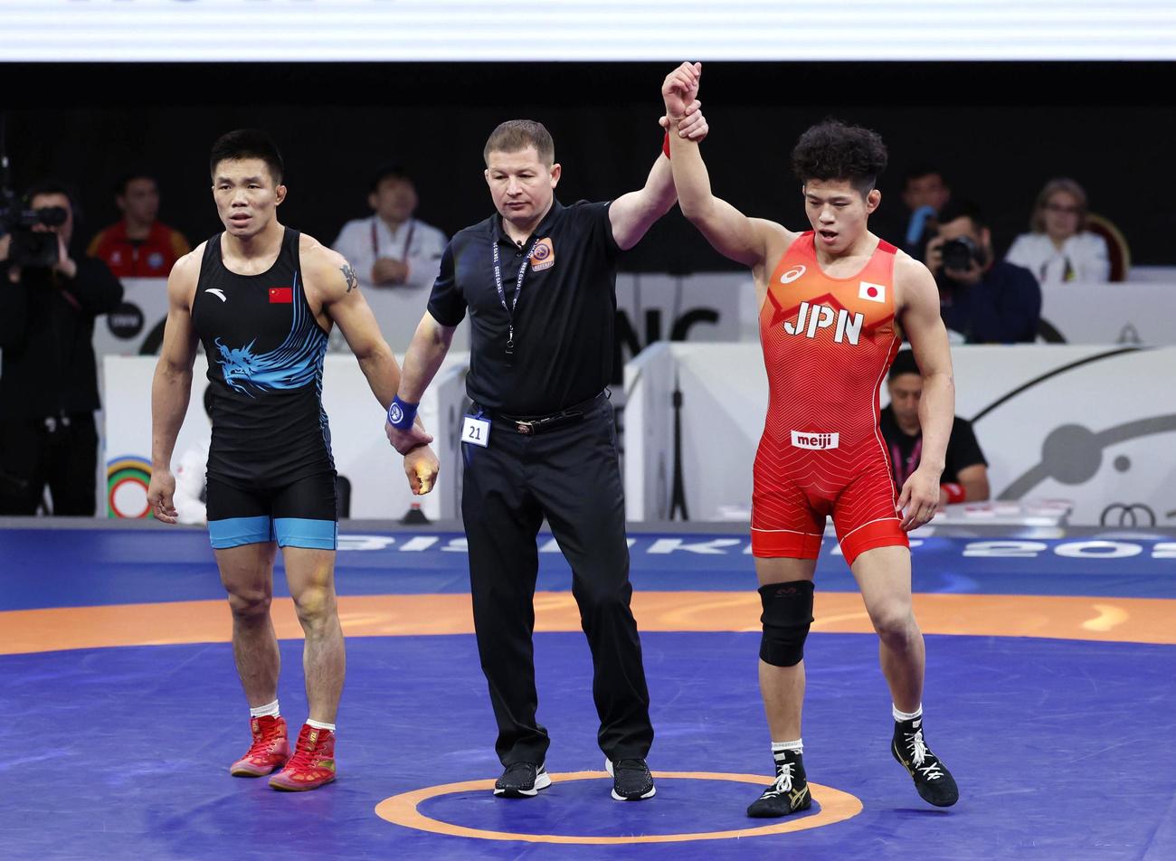 男子フリー65キロ級準決勝で中国選手（左）に勝利し、五輪出場枠を獲得した清岡幸大郎（共同）
