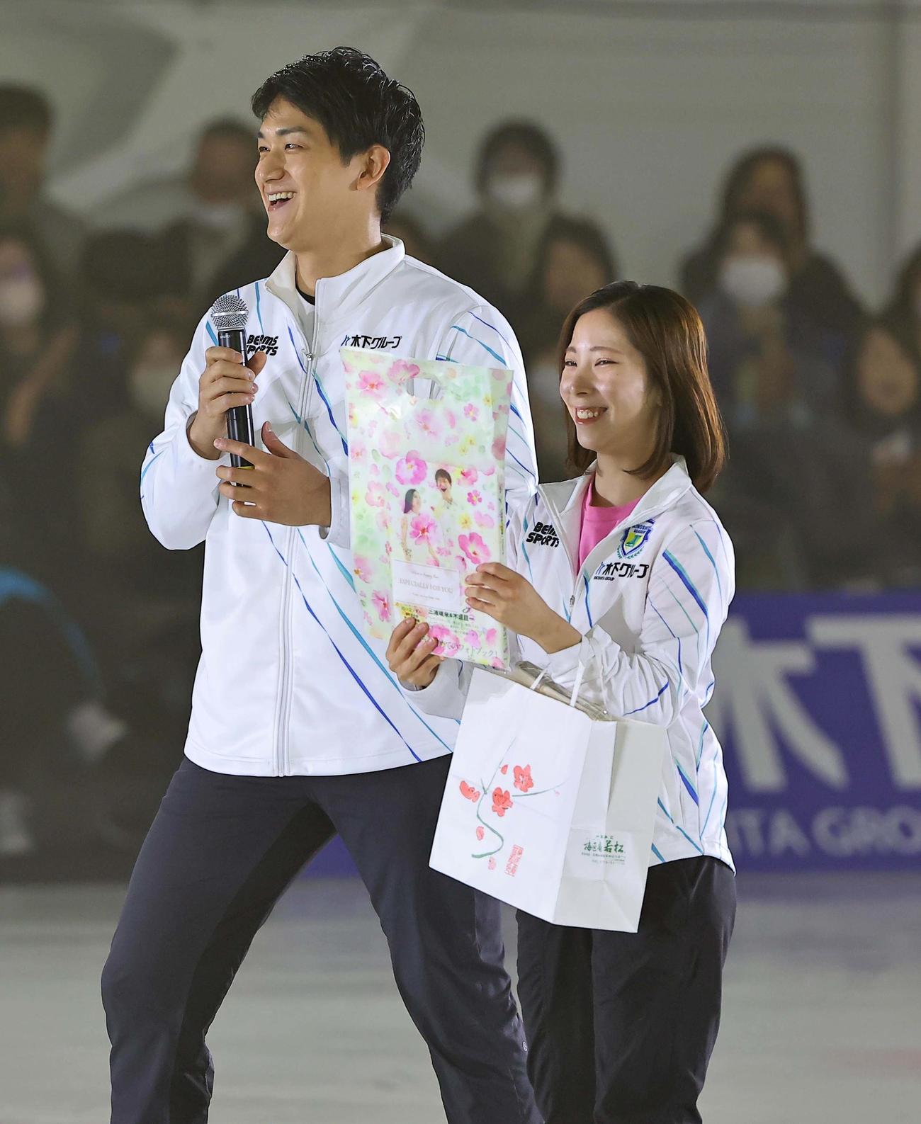 ハーフタイムショーに登場した三浦璃来（右）と木原龍一ペア（撮影・上田博志）