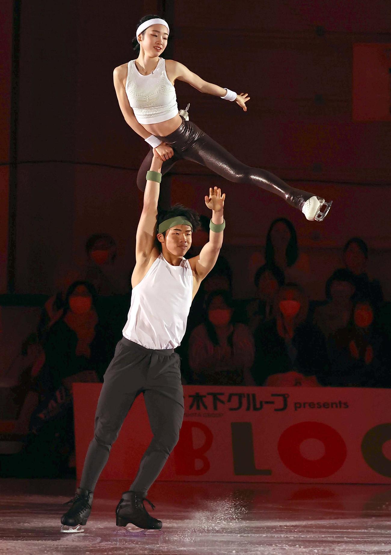ブルーム・オン・アイス2024で演技する長岡柚奈（上）と森口澄士（撮影・上田博志）