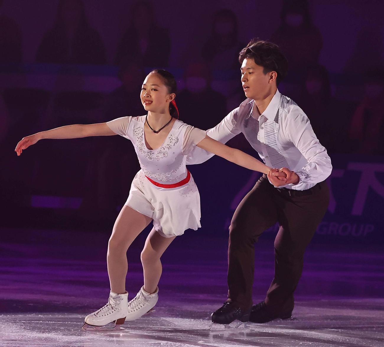 ブルーム・オン・アイス2024で演技する清水咲衣（左）と本田ルーカス剛史（撮影・上田博志）
