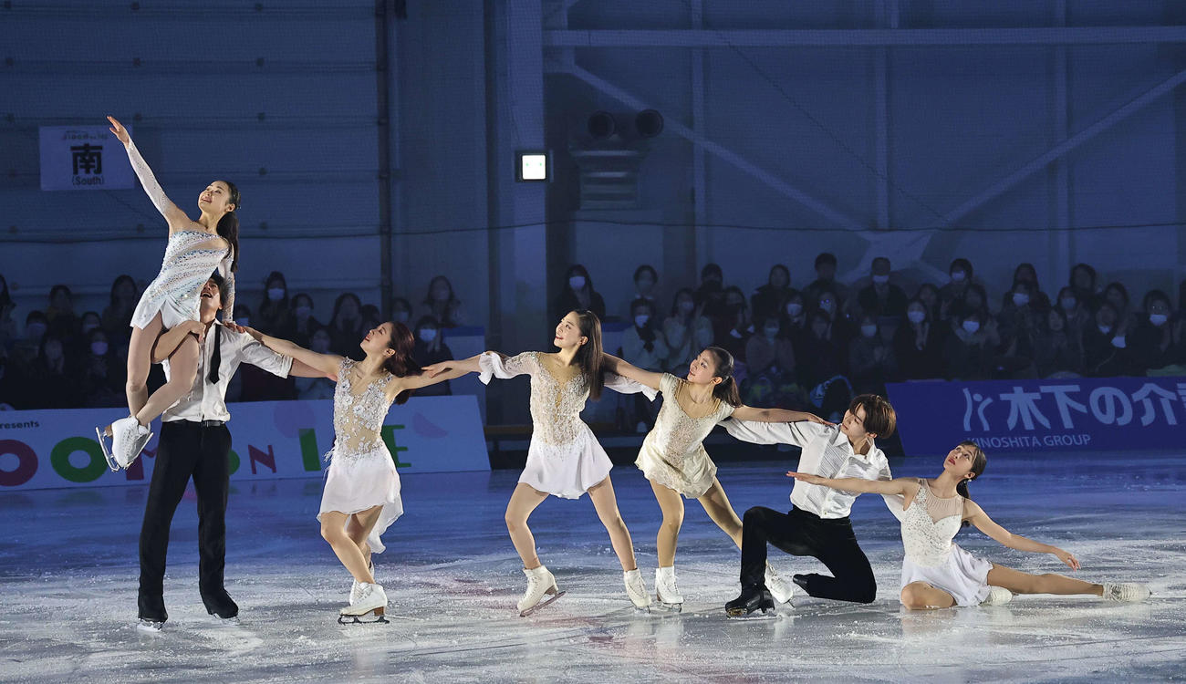 ブルーム・オン・アイスで演技する左から島田麻央、高橋大輔、村元哉中、吉田陽菜、千葉百音、中村俊介、櫛田育良（撮影・上田博志）
