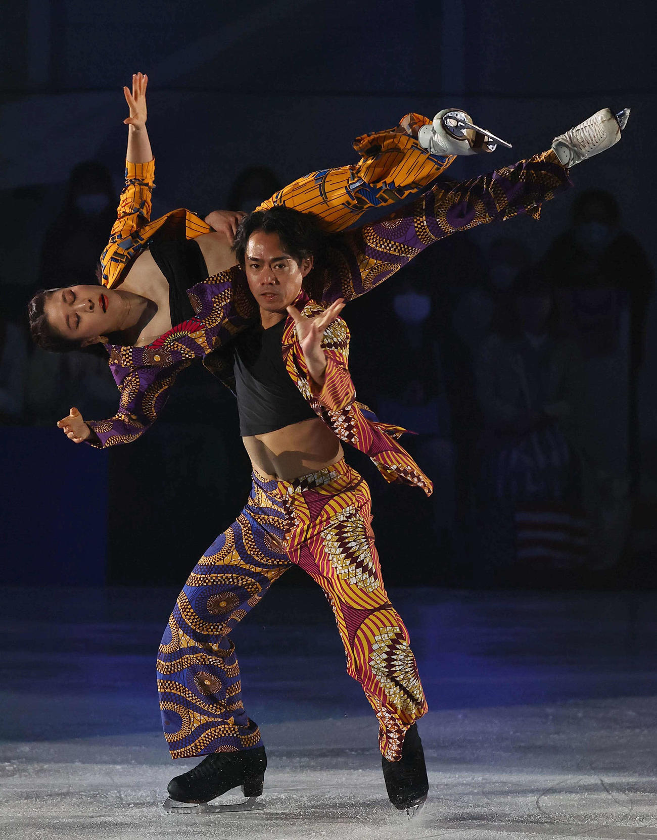 ブルーム・オン・アイス2024で演技する村元哉中（上）と高橋大輔（撮影・上田博志）